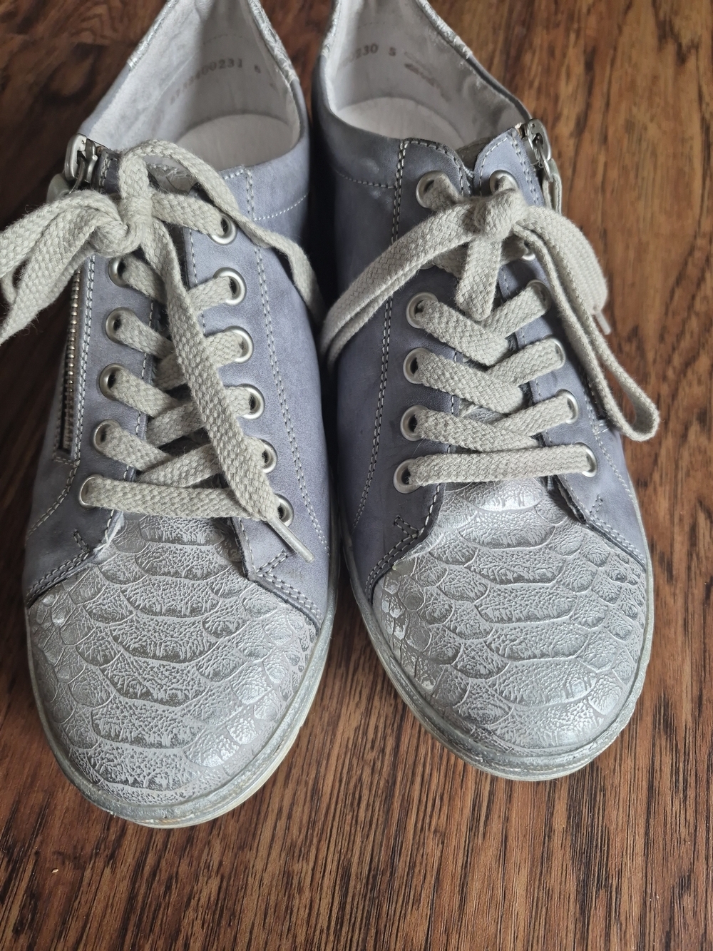Remonte Women's Light Gray Textured Toe Lace-Up Sneakers
